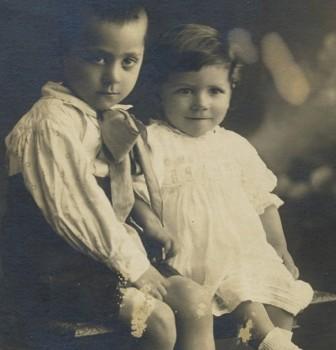 Mario Nigro all'età di tre anni, col fratello più grande, Romeo (Mario è il più piccolo